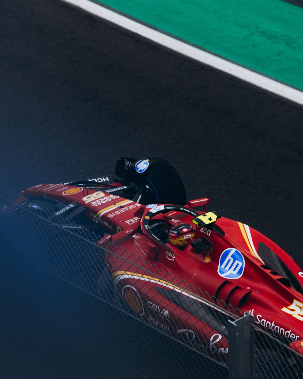 Rennfahrer mit Helm im Cockpit eines Formel-Rennwagens